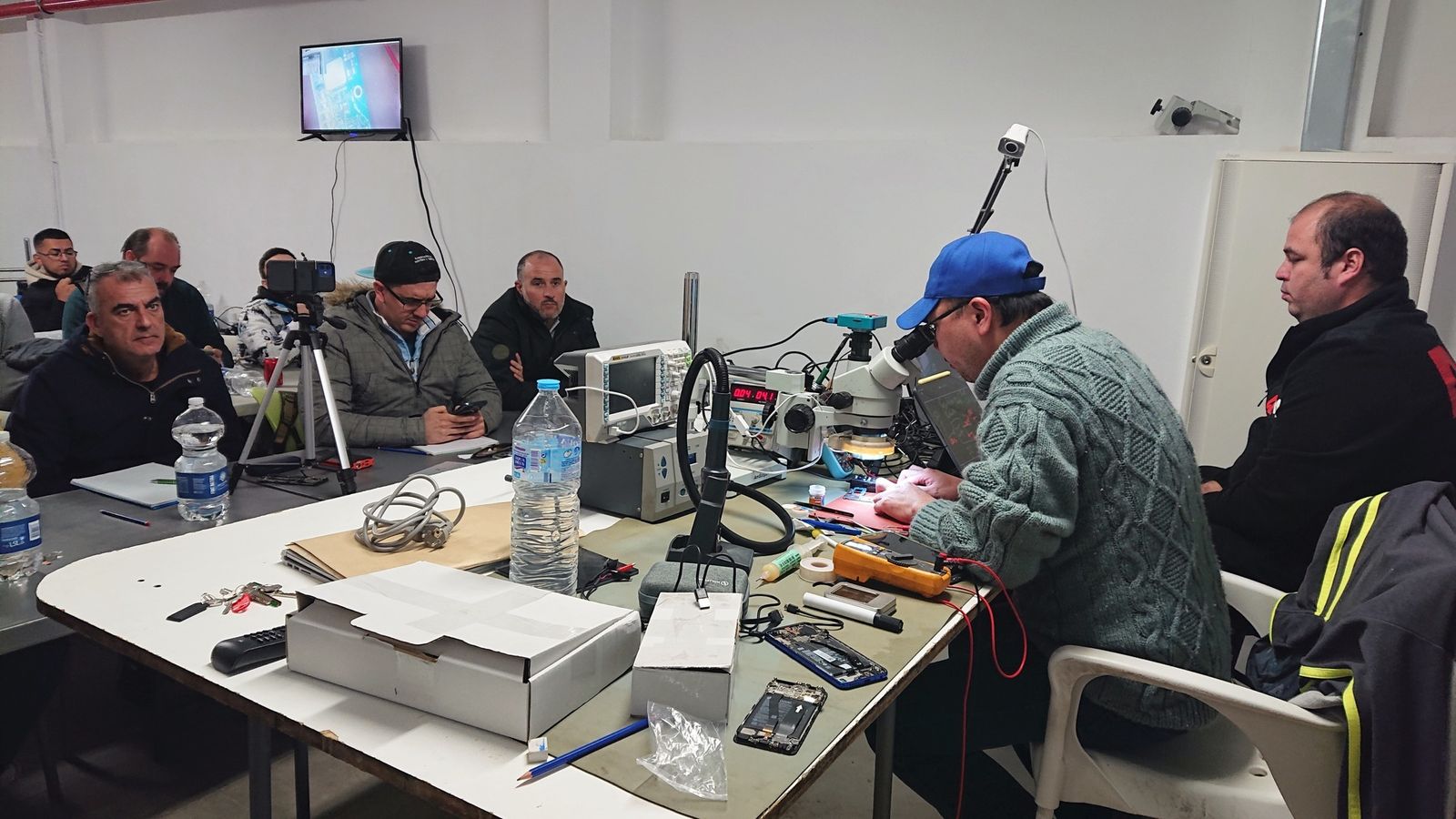 Técnicos de telefonía reunidos en Villa del Río.