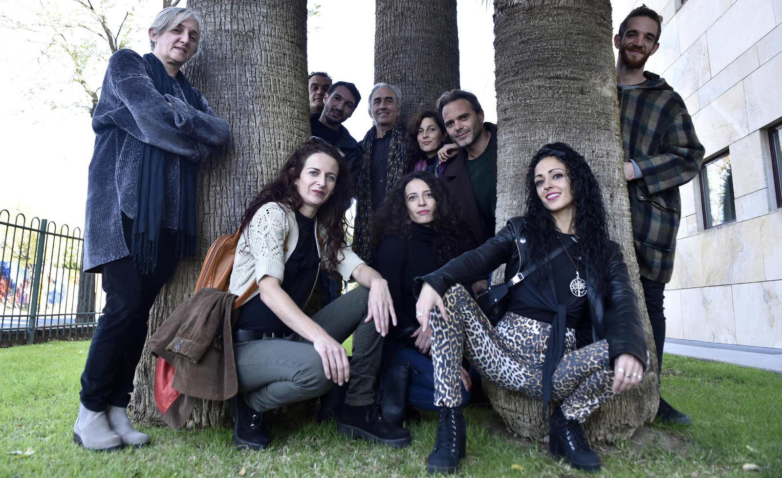 El equipo de 'Rey Lear' posa en el exterior del Teatro Central.