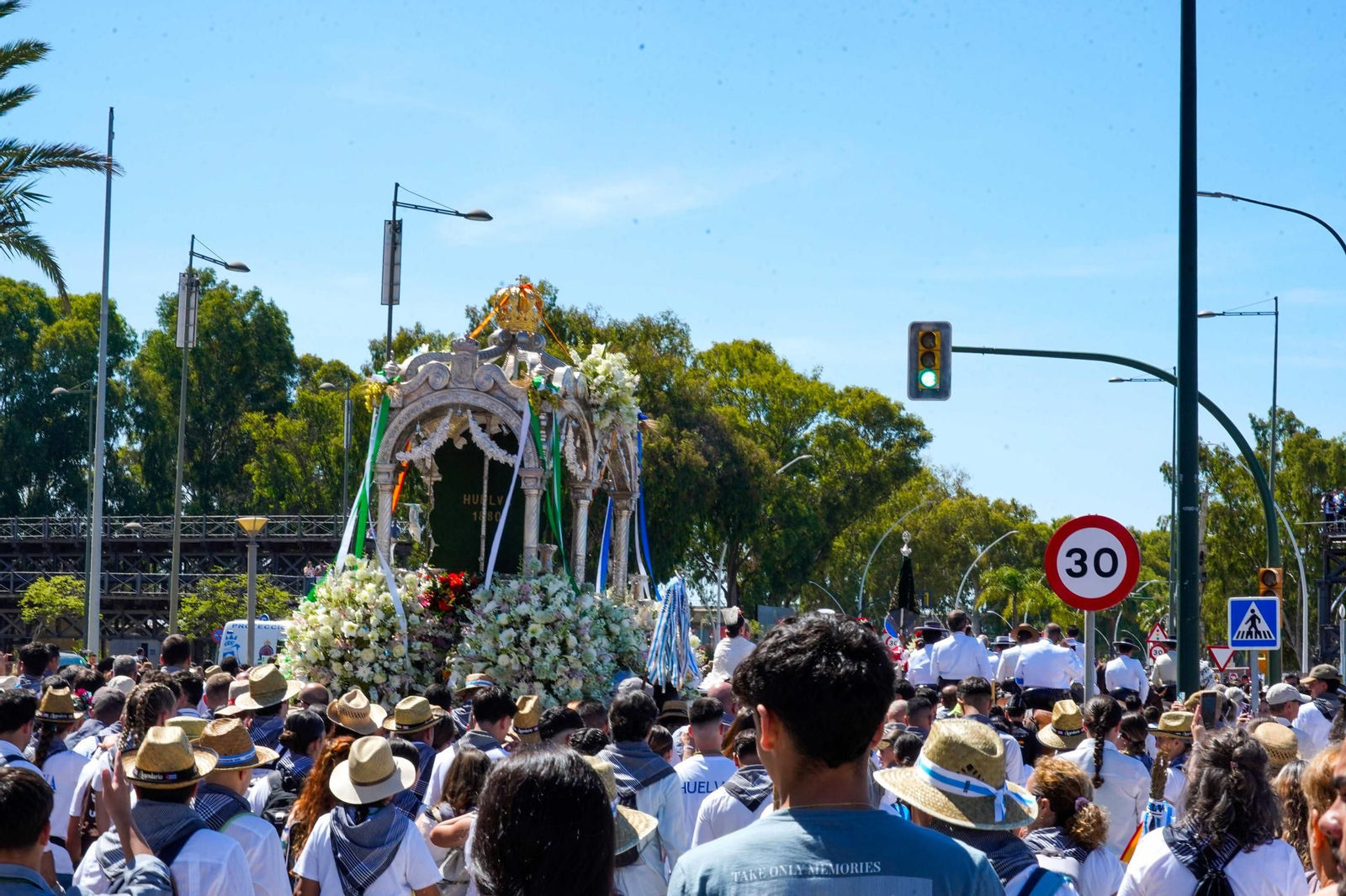 El Rocío 2025: Imágenes del paso de la Hermandad de Huelva por la capital