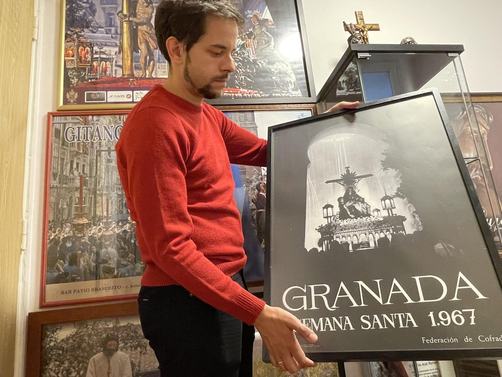 Un médico cofrade, entre los mayores coleccionistas de carteles de España