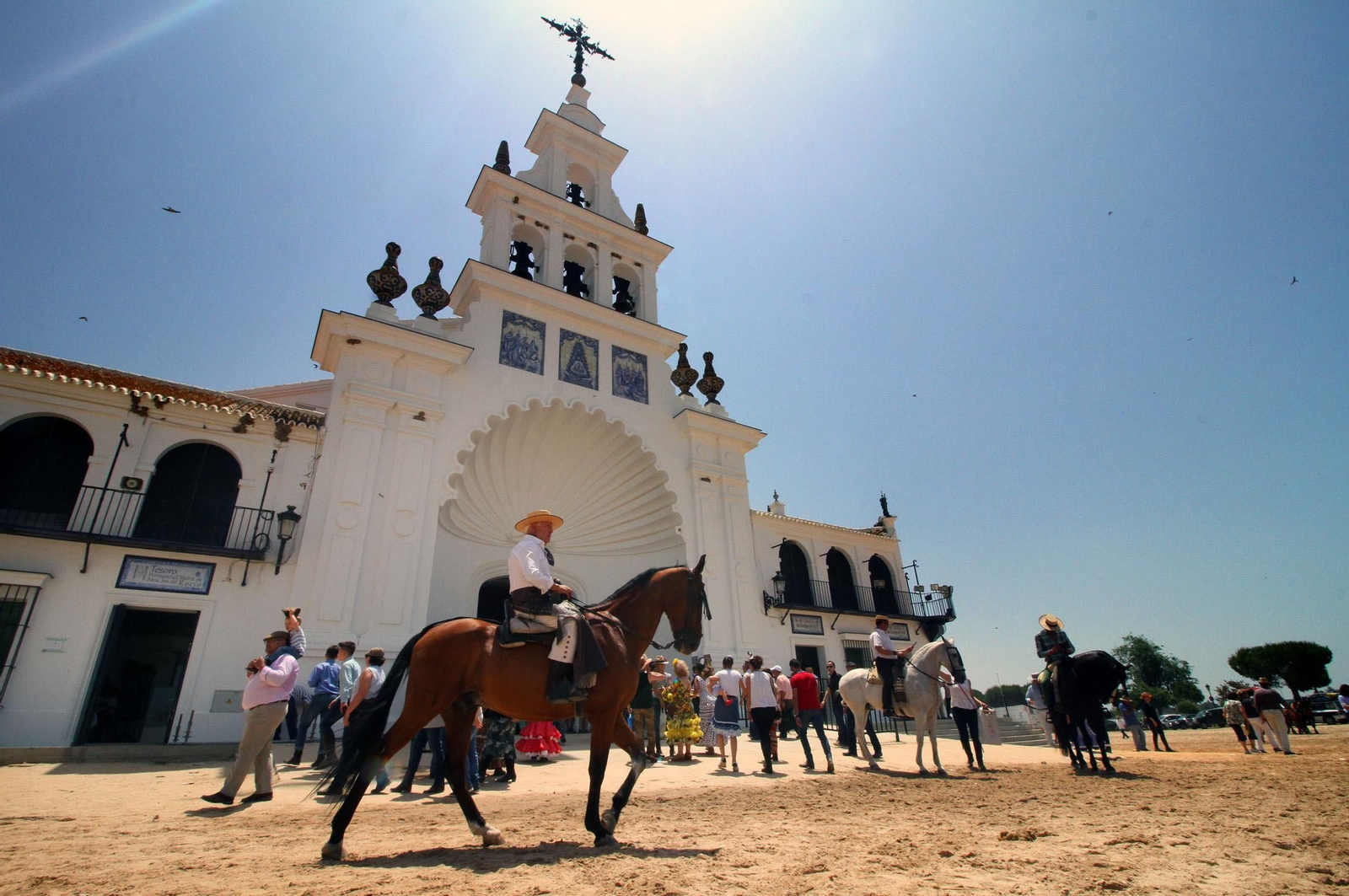El tiempo da una tregua a los romeros
