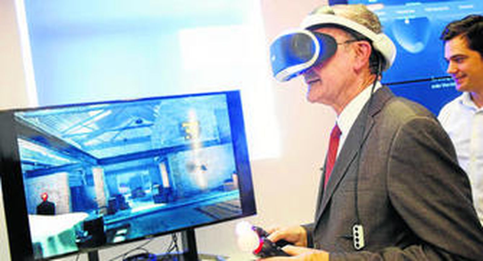 El alcalde de Málaga, Francisco de la Torre, prueba las gafas de realidad virtual.