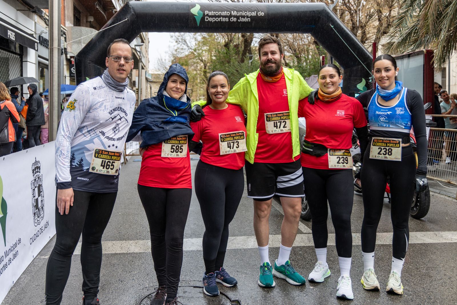 En imágenes: la lluvia no frena a más de un millar de corredores en la V Carrera Popular del IES San Juan Bosco (1)