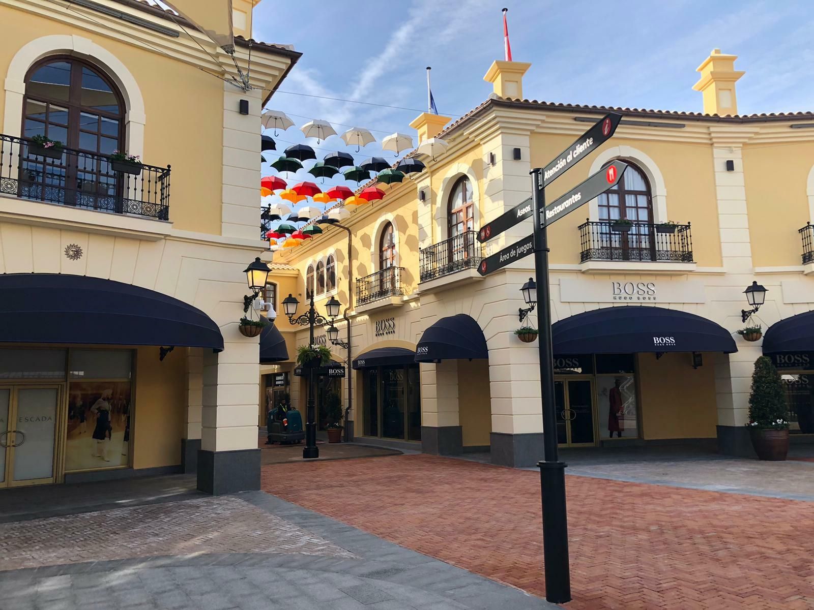 Fotos del 'outlet' del Plaza Mayor en Málaga