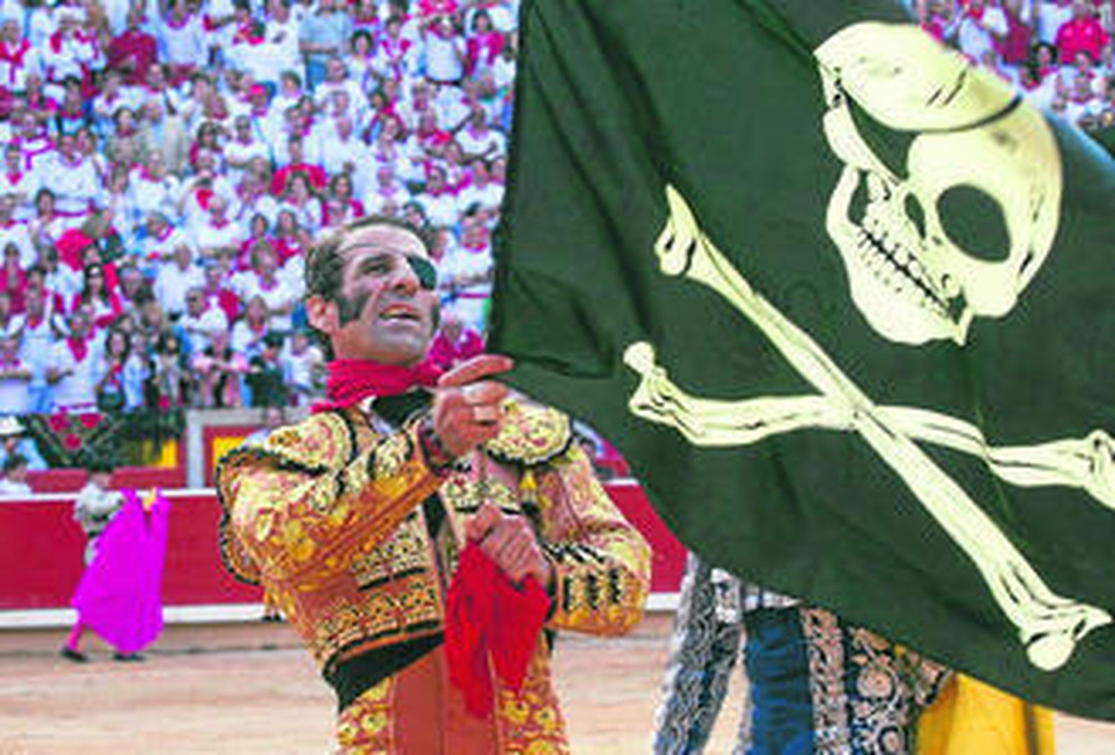 Padilla agita la bandera pirata ante el fervor popular tras su faena en Pamplona. / ARCHIVO