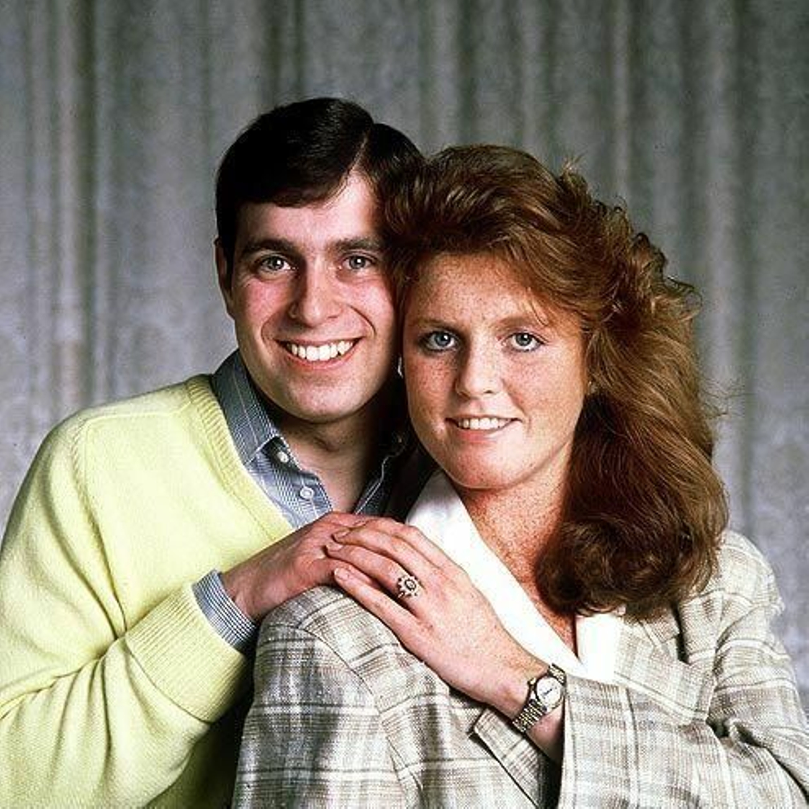 Foto oficial del compromiso del príncipe Andrés son Sarah Ferguson.