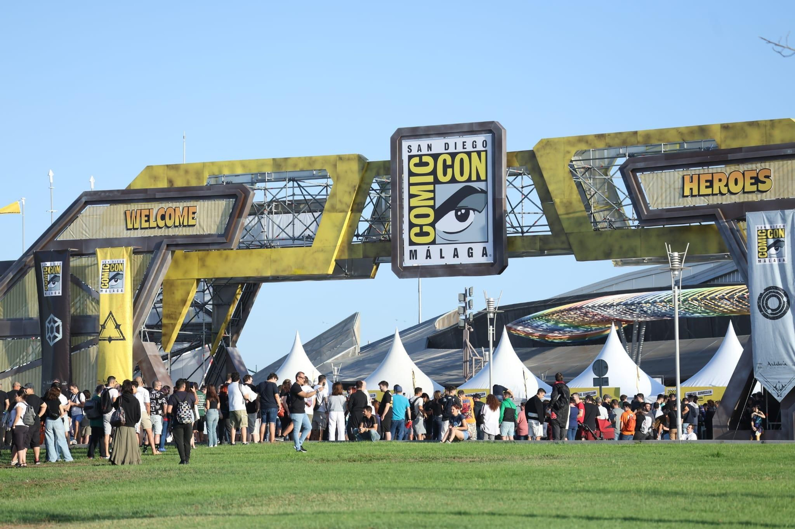 Largas colas para entrar a la Comic-Con de Málaga con héroes y villanos como Conan, Lobezno y Darth Vader, en fotos