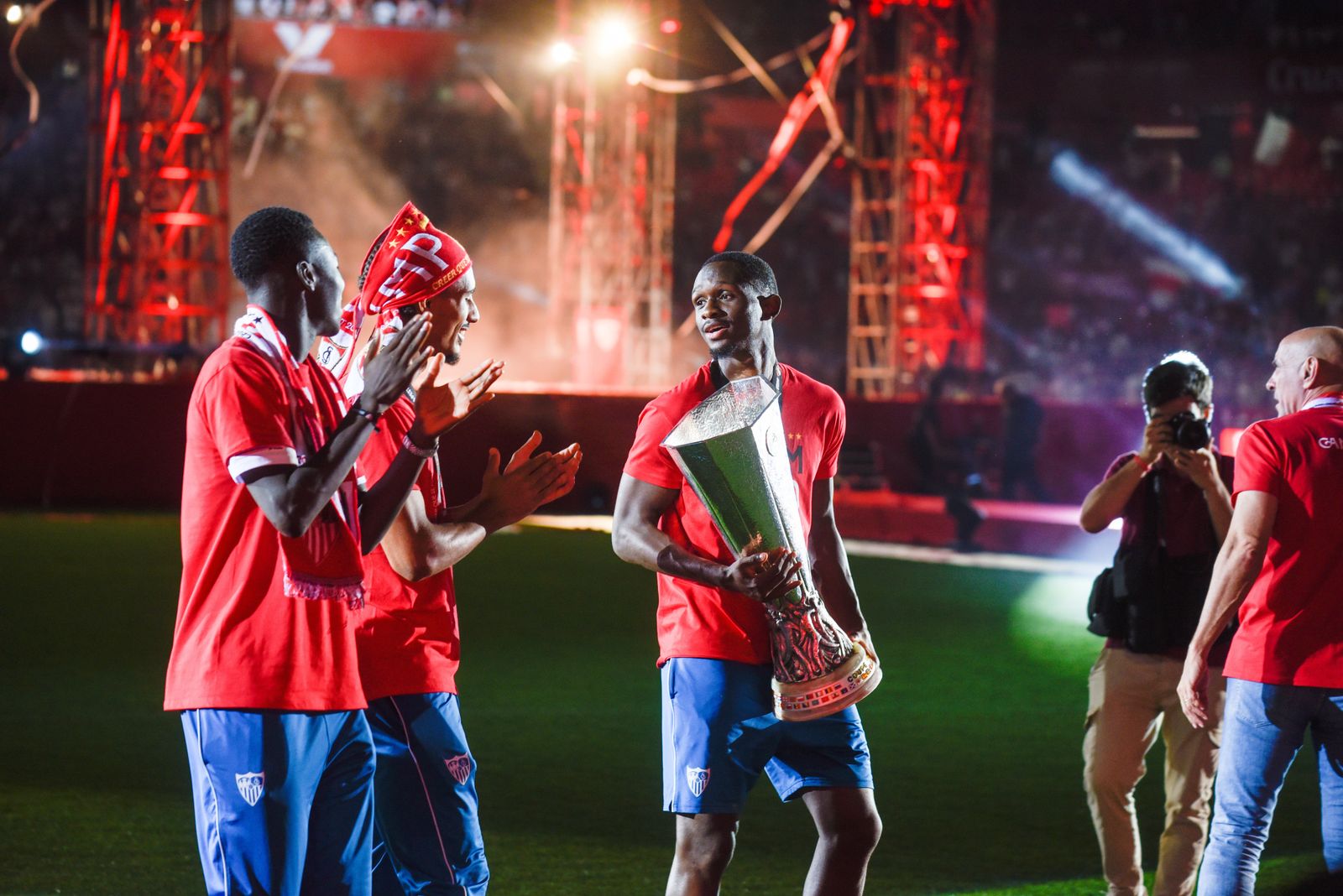 La celebración del Sevilla en el Ramón Sánchez-Pizjuán, en imágenes