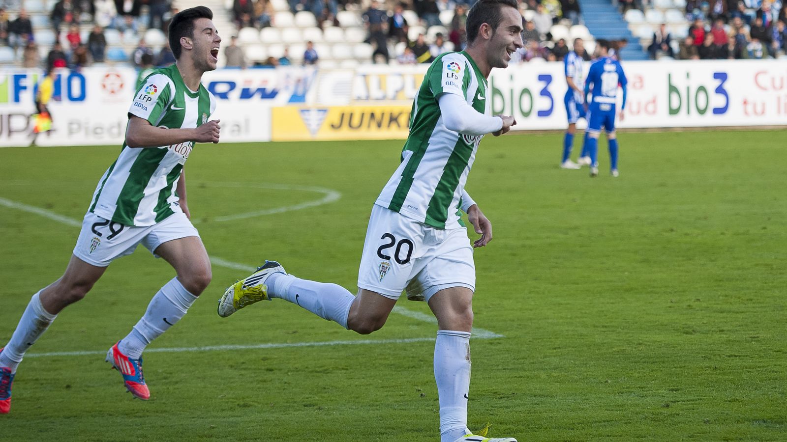 Alberto Aguilar celebra uno de sus goles a la Ponferradina en el curso 12-13.
