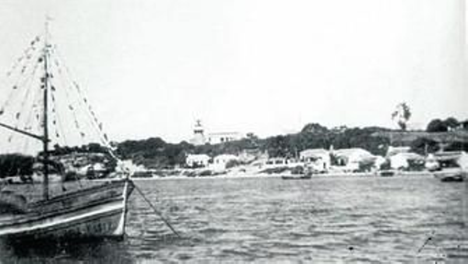 Barco de pesca en El Rompido engalanado para la procesión de la Virgen en los años sesenta.
