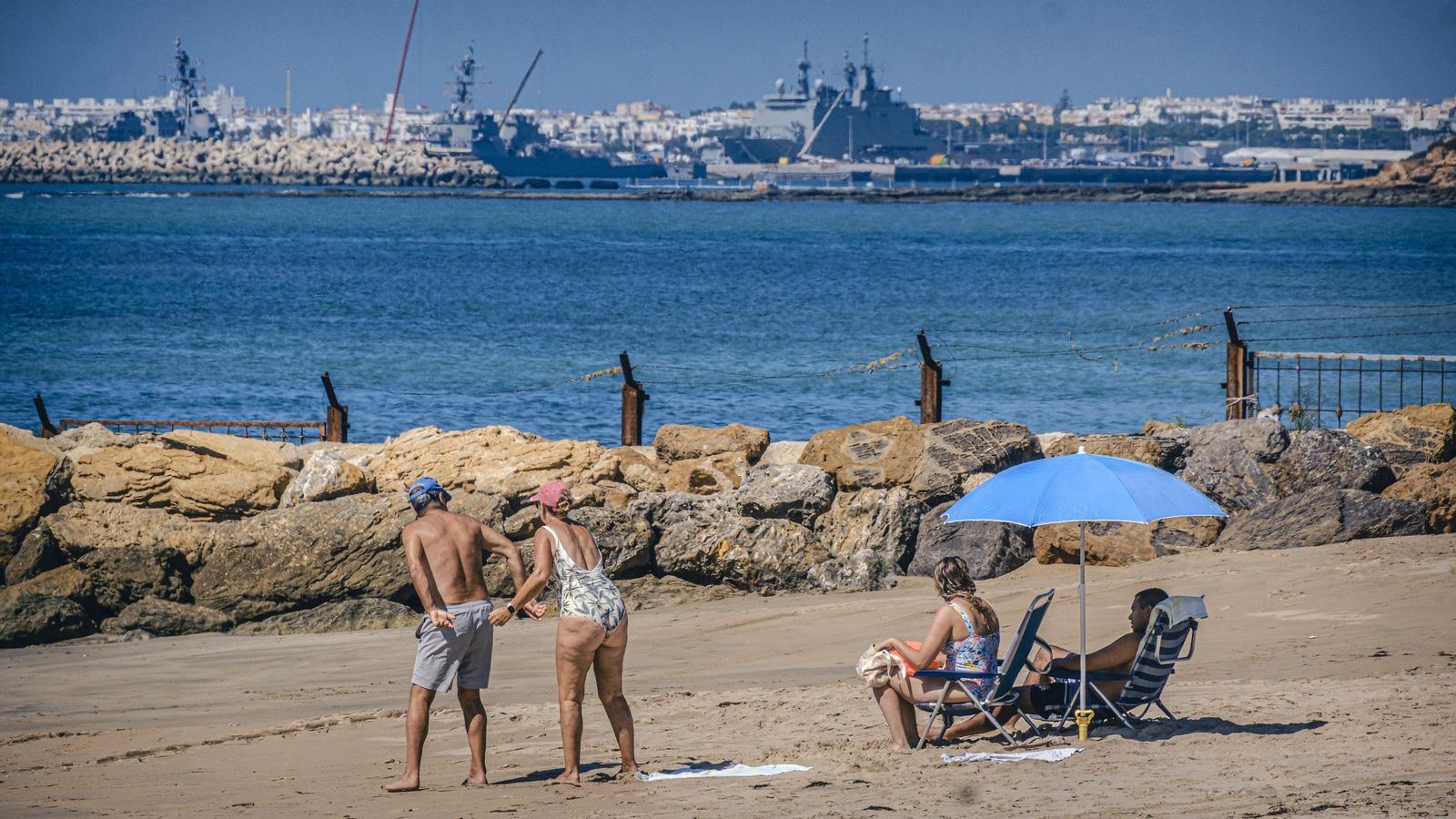 La playa de Fuentebravía, en El Puerto, estaba cerrada al baño cuando salieron las concesiones de este año.