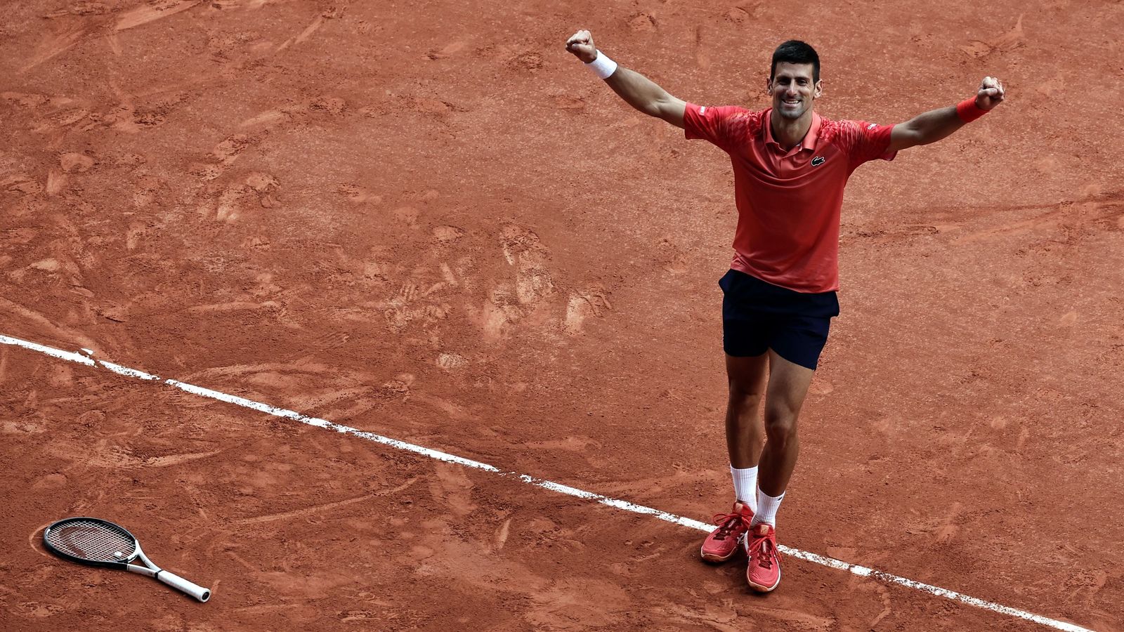 Novak Djokovic celebra su victoria ante Casper Ruud en la final de Roland Garros.