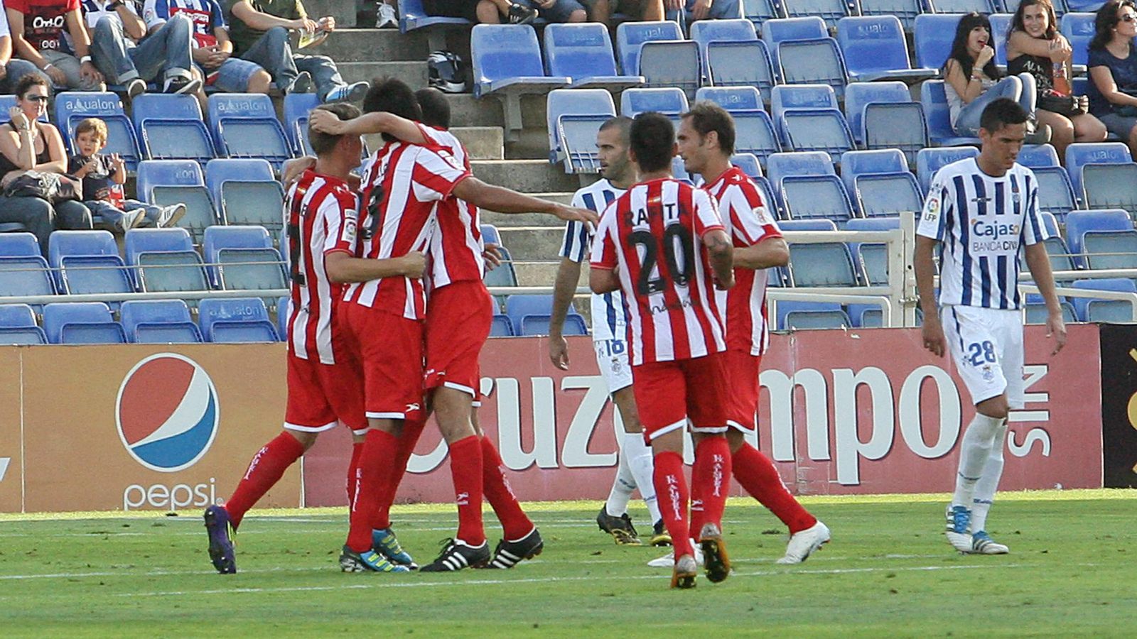 Los rojiblancos celebran el tanto de Ulloa que daba la victoria en Huelva