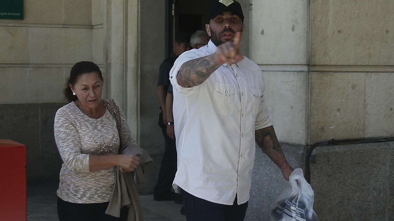 El ex líder de los Supporters sale de los juzgados tras una agresión en Bilbao.