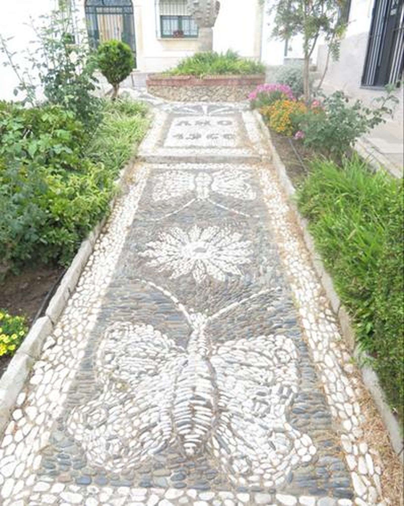 Mosaico con mariposas “naif” y al fondo, fecha 1960.