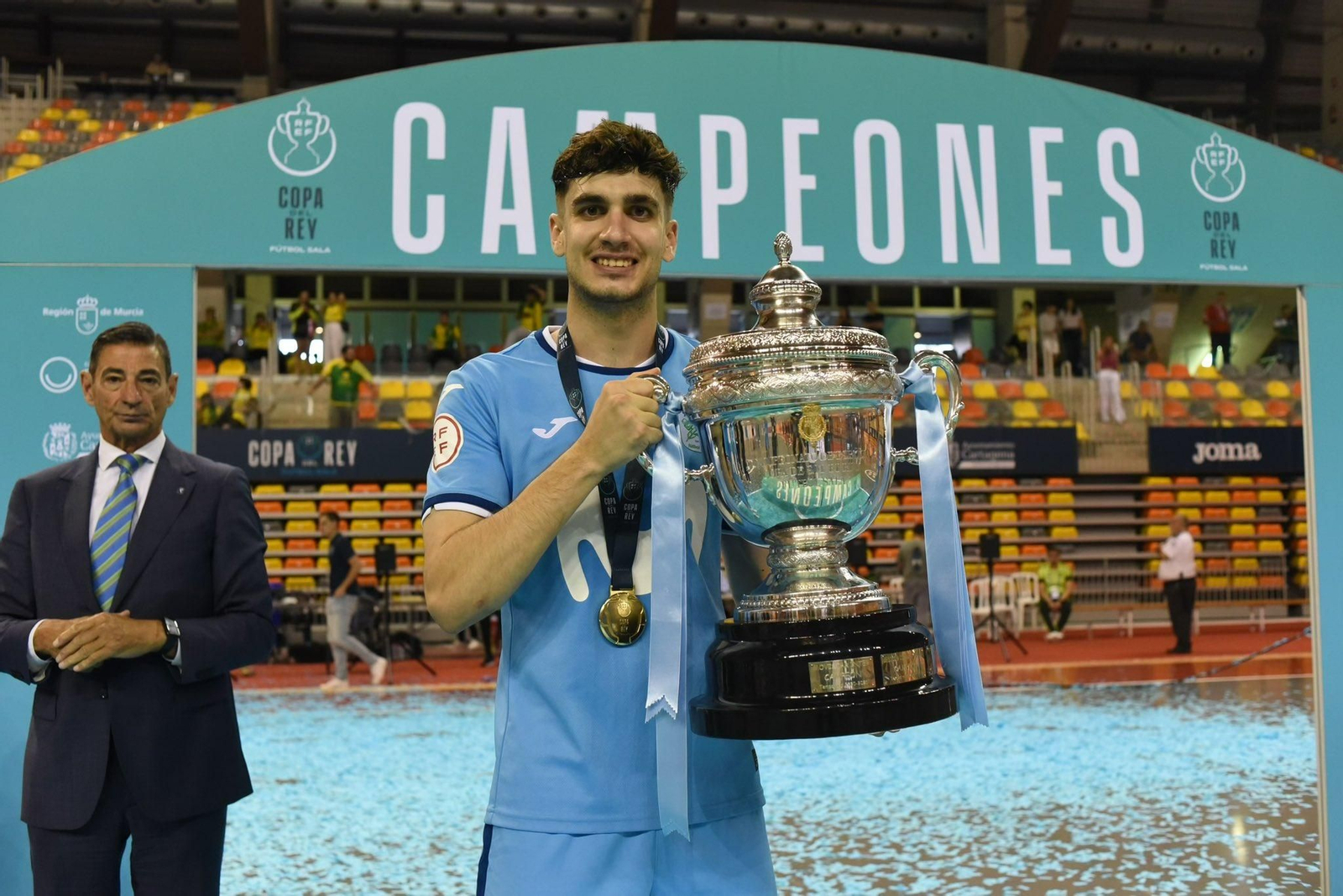 Pablo Ordóñez posa con el trofeo de la Copa del Rey.