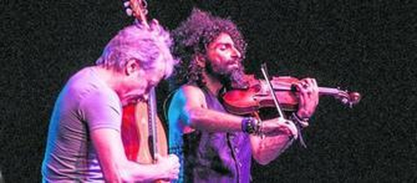Un momento de la fusión de Malikian y Egozcue el pasado jueves en el Alcázar. Abajo, otra puesta en escena del violinista libanés.