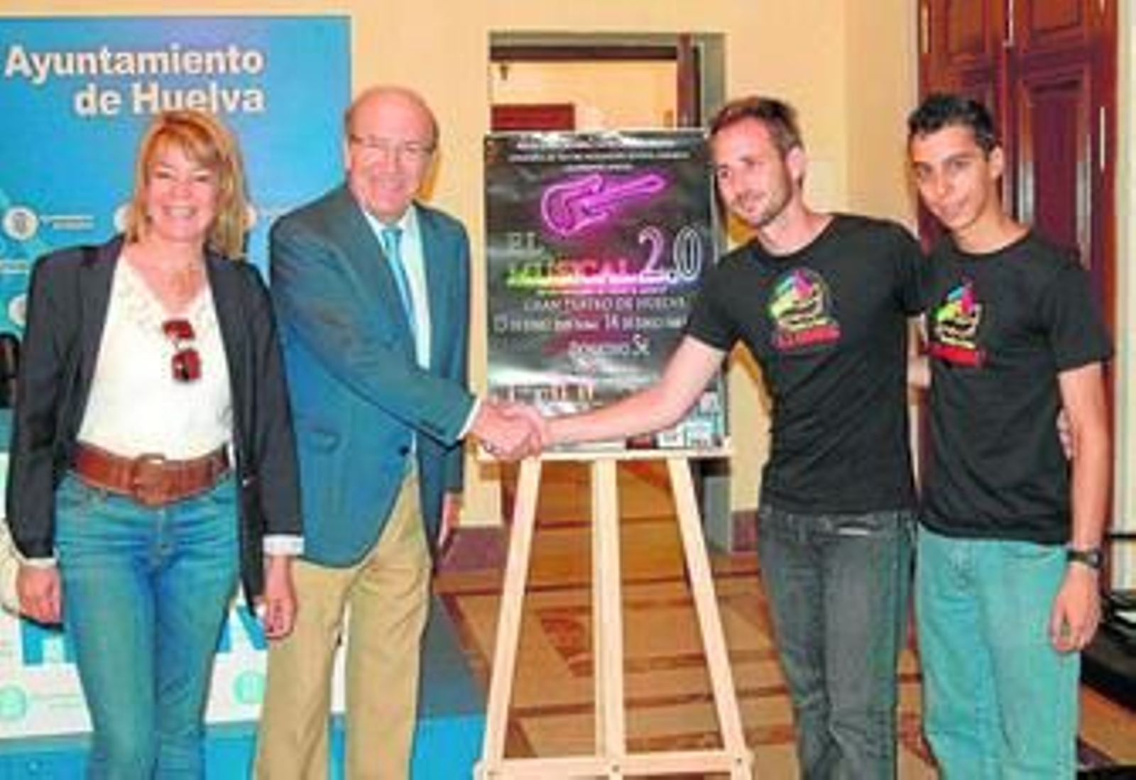 Pilar Miranda y Pedro Rodríguez, con los jóvenes de la Asociación Carabelas. Pilar Miranda y Pedro Rodríguez, con los jóvenes de la Asociación Carabelas.