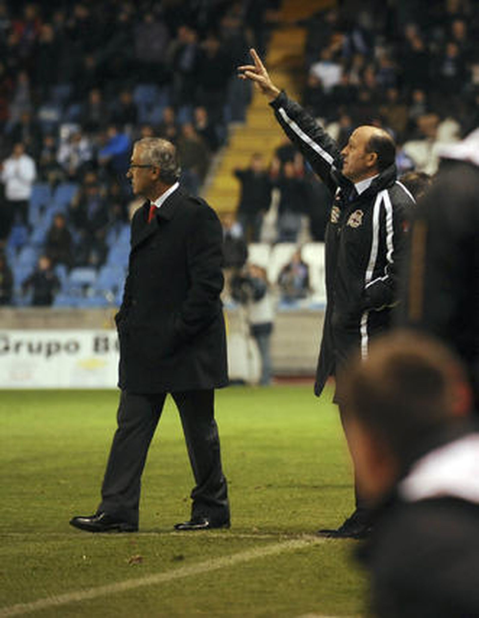 Manzano y Lotina dando órdenes en la banda.

Foto: 13foto