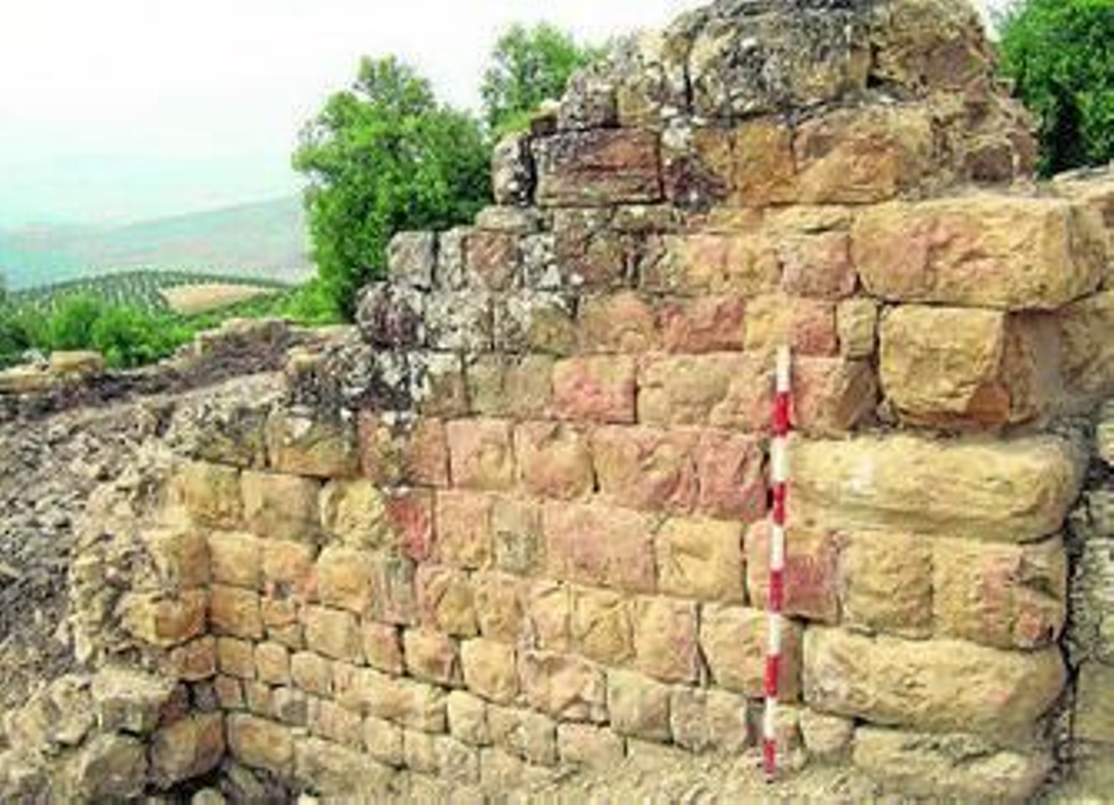 Muros de época romana en la zona de la ermita en Torreparedones.