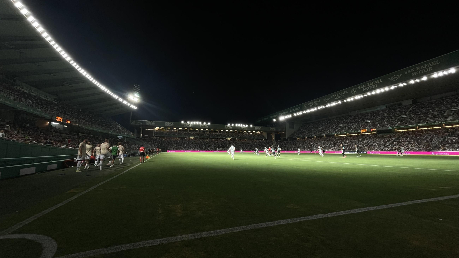 Un lance del partido con escasa luz en el estadio.