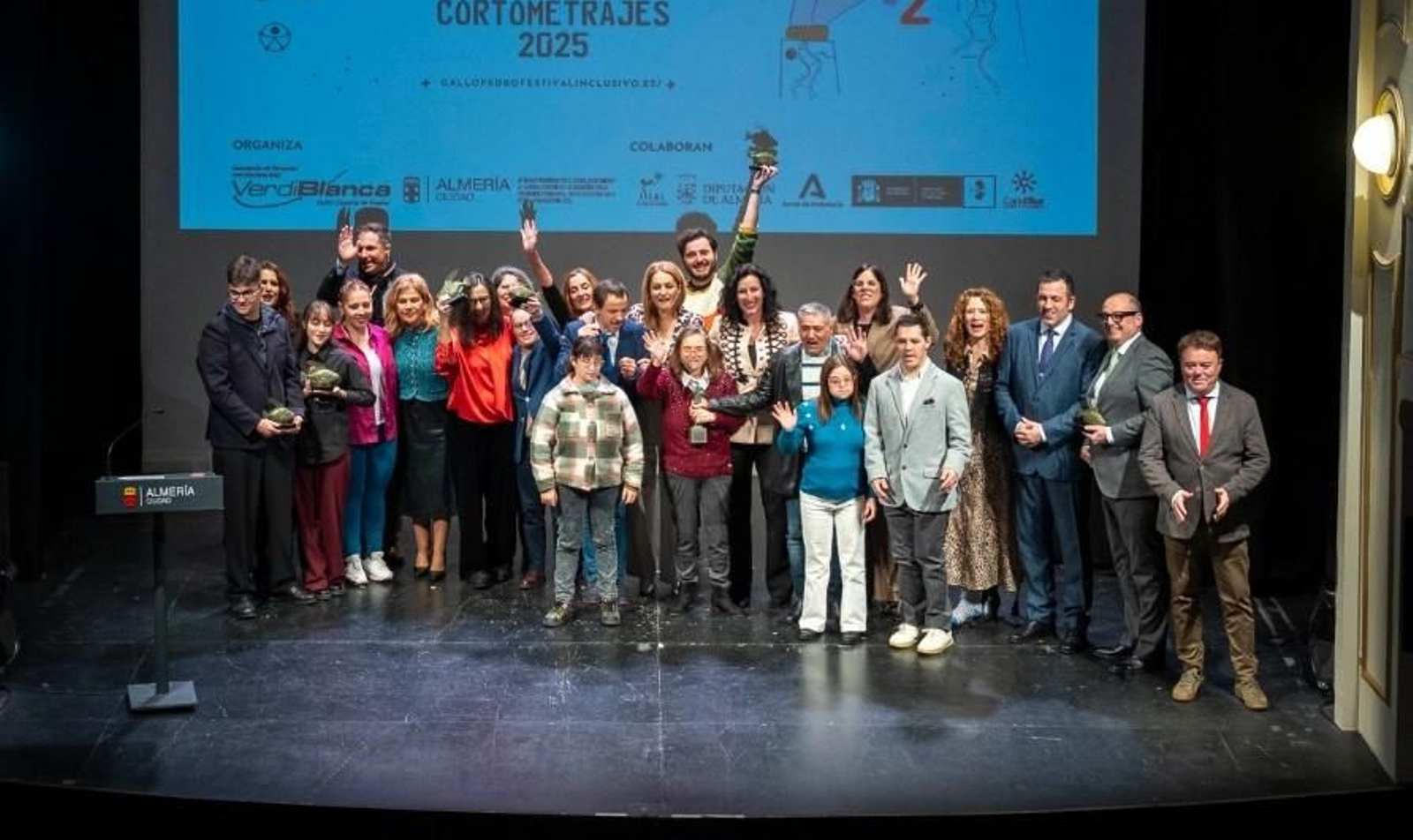 La alcaldesa de Almería, María del Mar Vázquez con los premiados en esta edición del Festival Gallo Pedro.