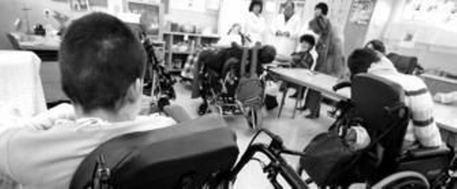 1. Una de las aulas del Santa Rosa de Lima en la que se da atención educativa a alumnos que son paralíticos cerebrales. 2. Uno de los alumnos que colabora en la experiencia ocupacional de la cafetería sirve cafés a la jefa de estudios -izquierda- y la directora del centro. 3. Alumnos del Santa Rosa de Lima a la hora del recreo. 4. Un pequeño se divierte en el interior de su patio de juegos.