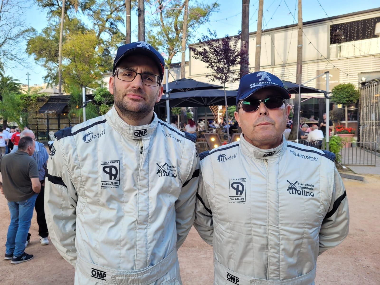 Iván Urea, junto a su piloto Francisco Molino.