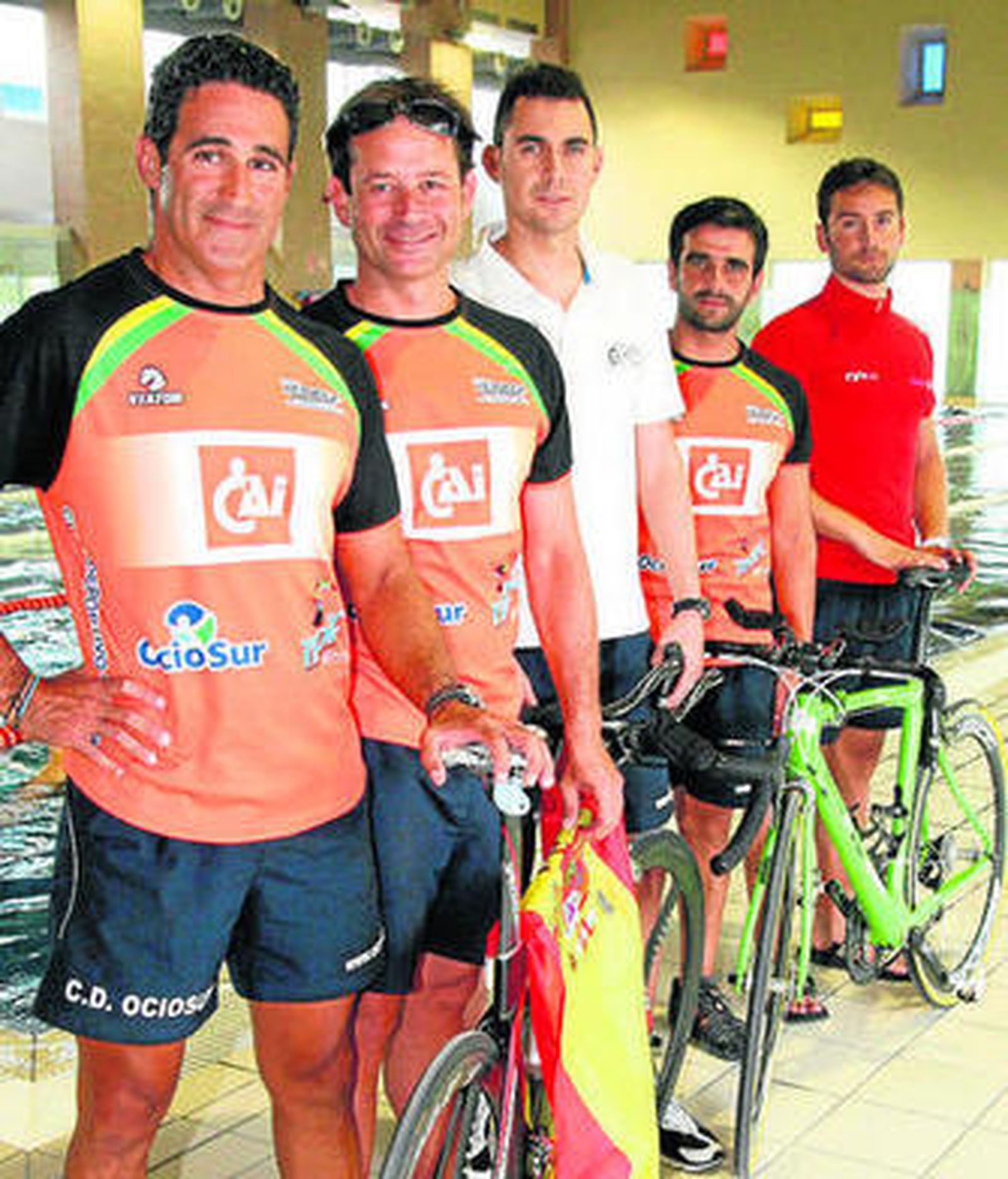 Los triatletas del Ociosur posan antes de partir hacia Immenstadt.