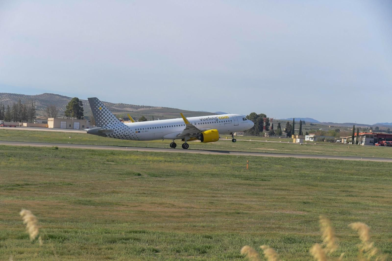 Si se cancela el vuelo, el usuario tiene derecho al reembolso del billete o al transporte lo más rápidamente posible a su destino Si se cancela el vuelo, el usuario tiene derecho al reembolso del billete o al transporte lo más rápidamente posible a su destino