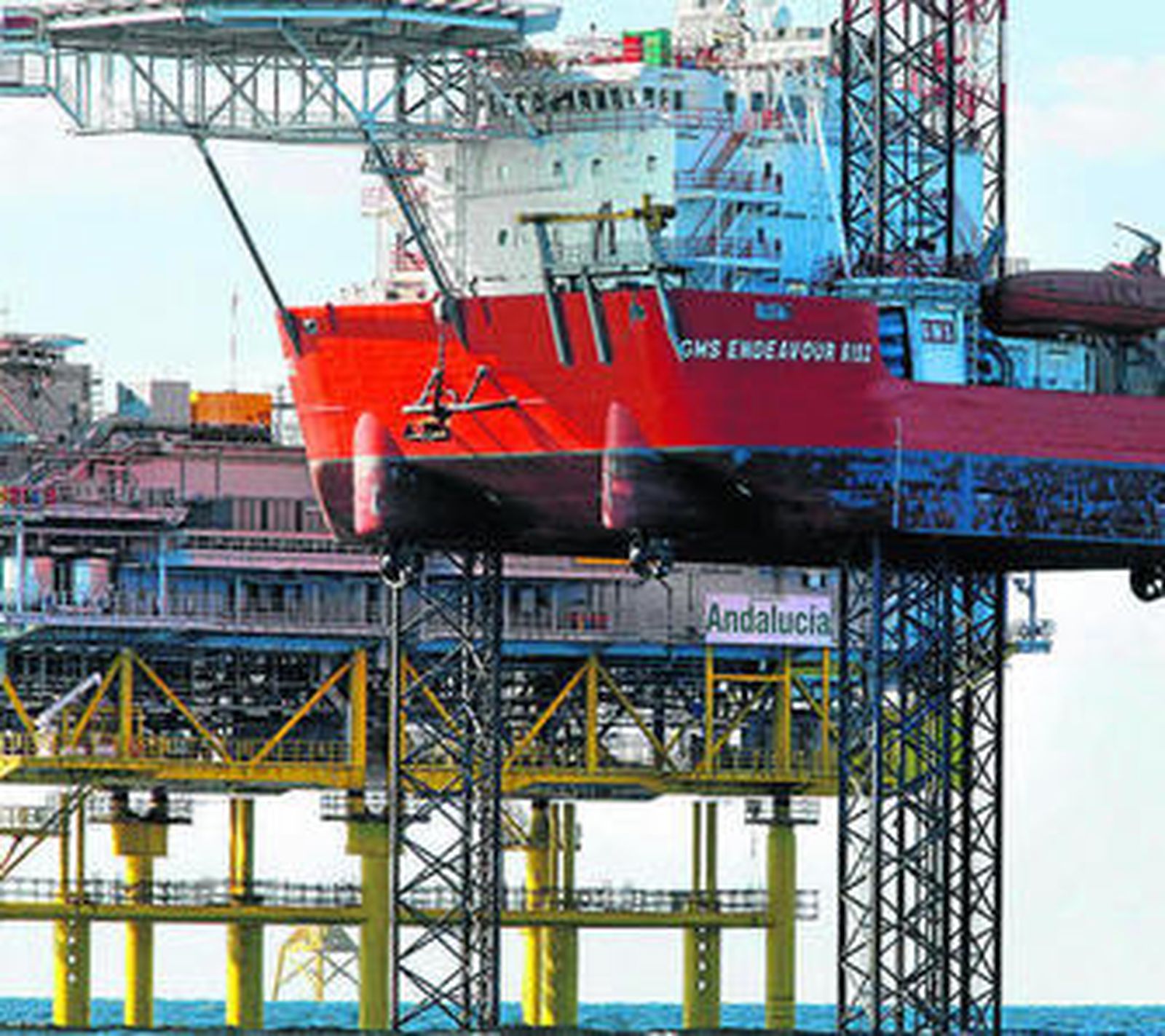 La subestación 'Andalucía' tiene a unos metros un flotel en el que se hospedan los operarios que trabajan en su montaje.