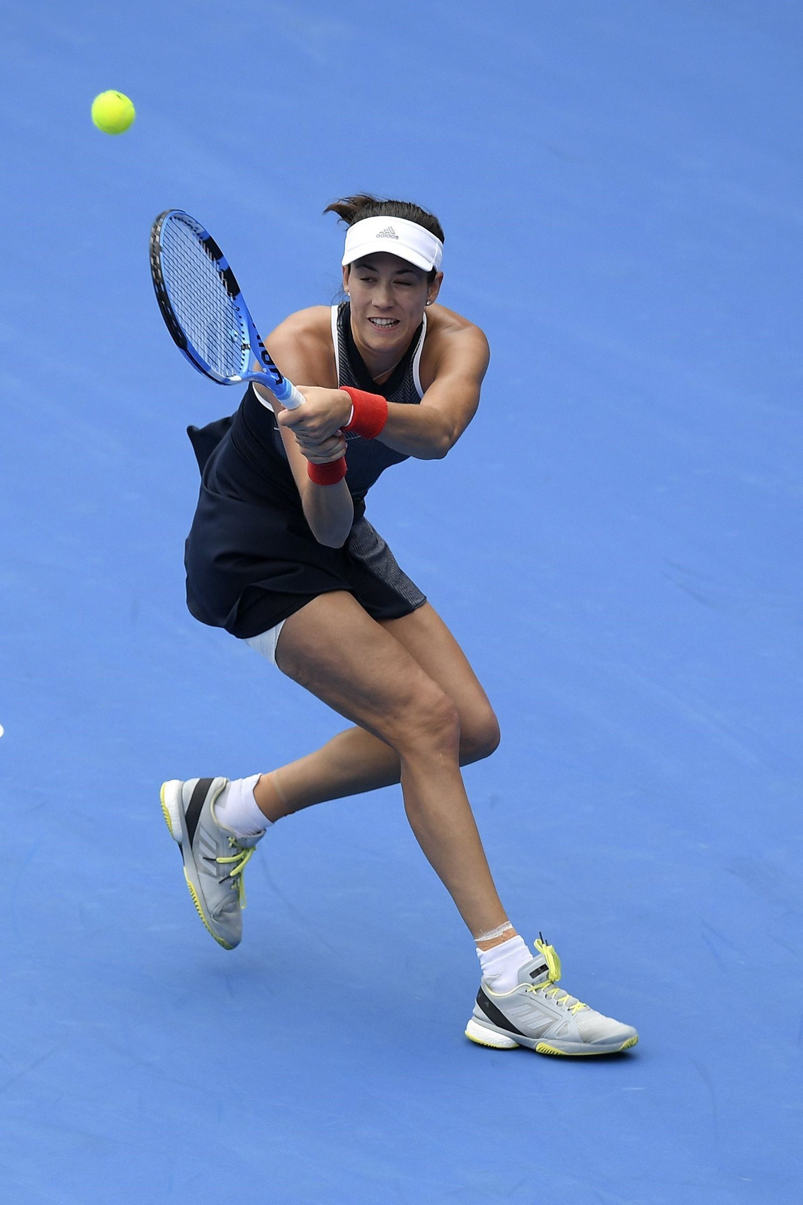 Garbiñe Muguruza le devuelve una bola a Kiki Bertens.