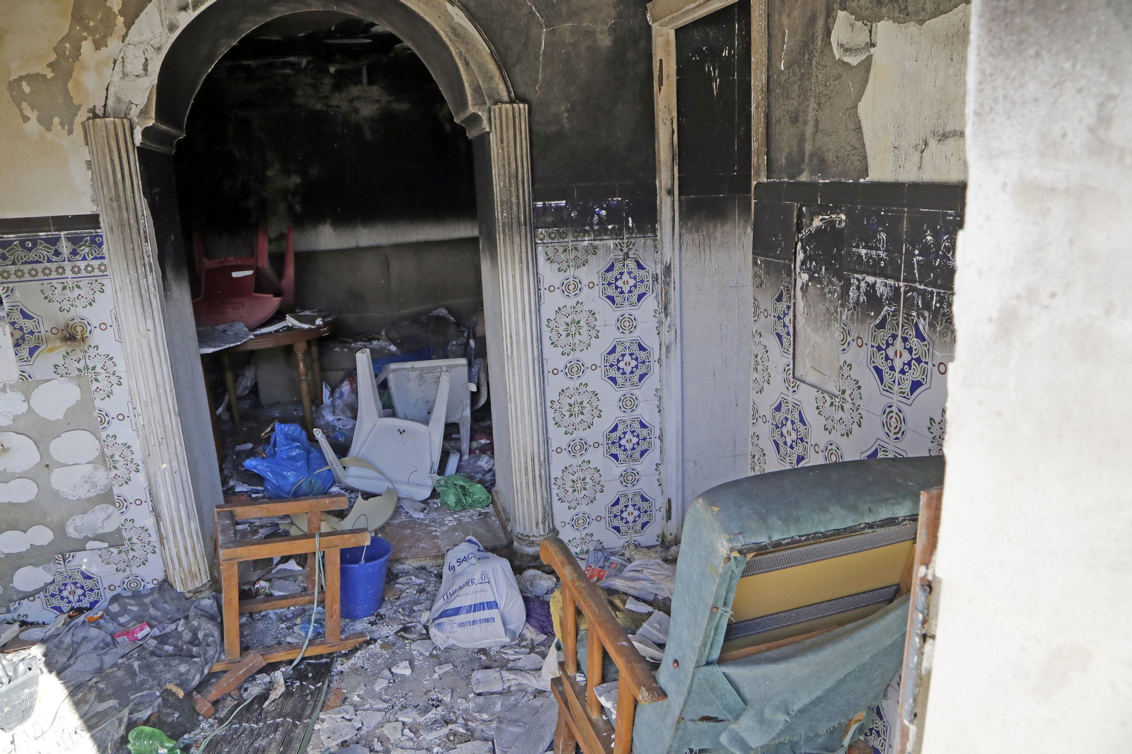 Interior de la casa abandonada de Torresoto tras los incendios, ayer. Interior de la casa abandonada de Torresoto tras los incendios, ayer.