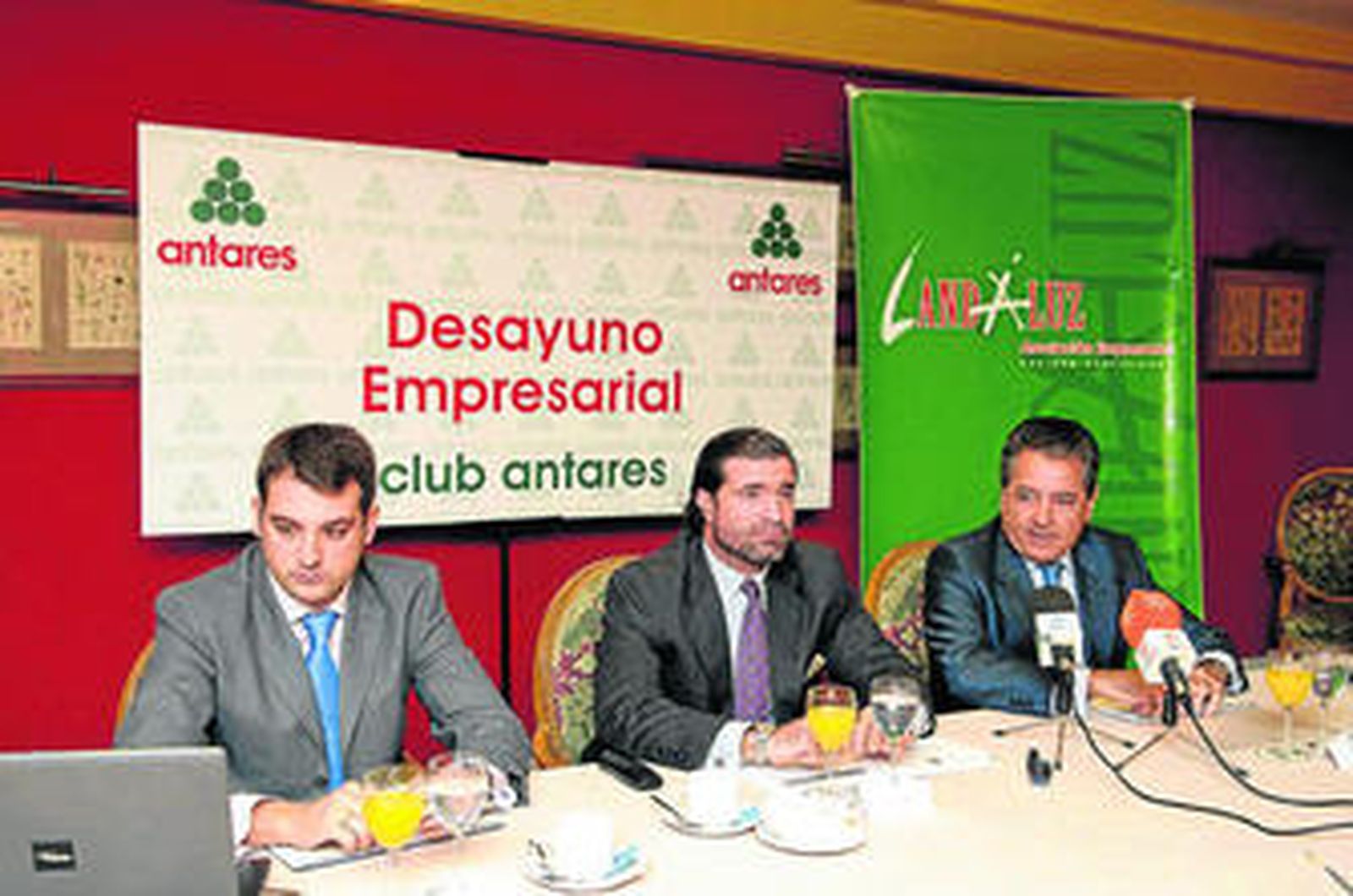 Miguel Ángel Jiménez, de Landaluz, González Barba, de Antares, y Manuel Jurado, presidente de Landaluz.