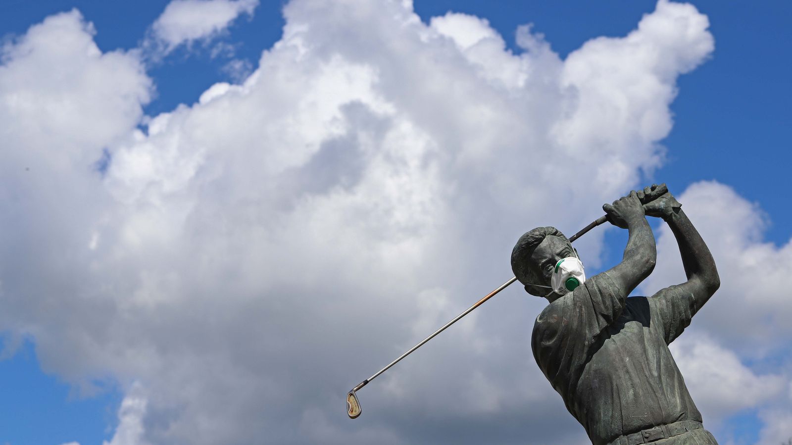 El monumento a los trabajadores del golf de Pueblo Nuevo de Guadiaro con mascarilla