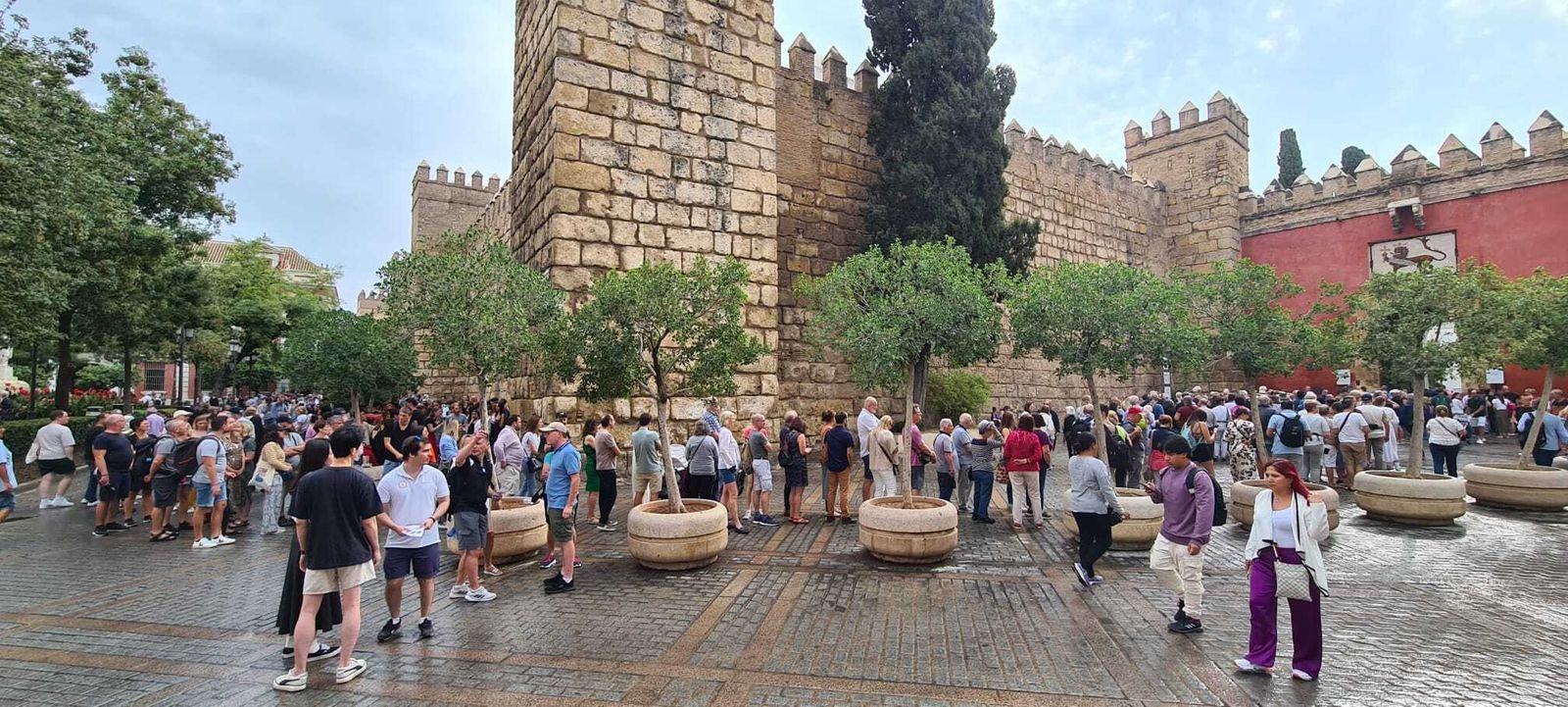 Largas colas para entrar en el Alcázar este miércoles.