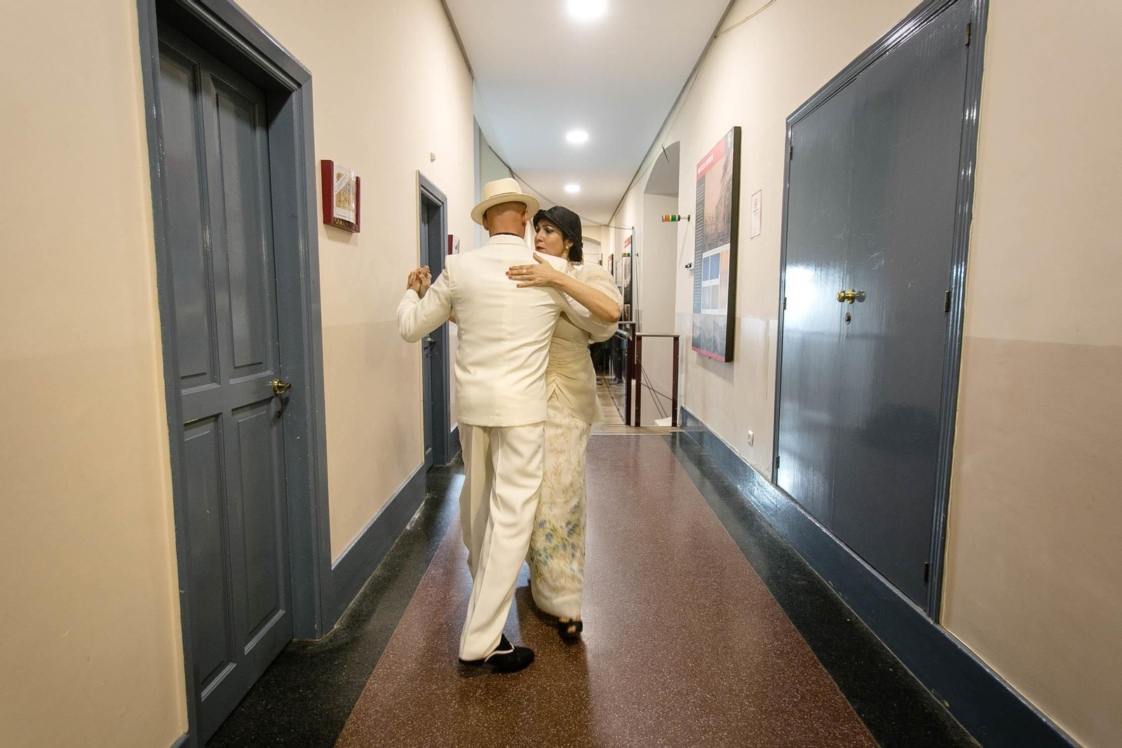 Figuantes de la comparsa "Los vendehumo"  ensayan un tango en los camerinos.