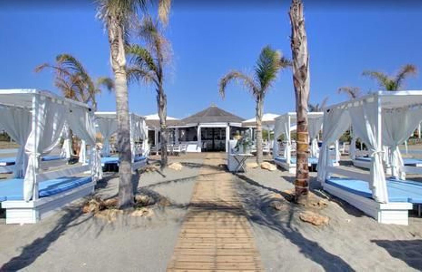 El acceso al chiringuito Chambao, en Torreguadiaro