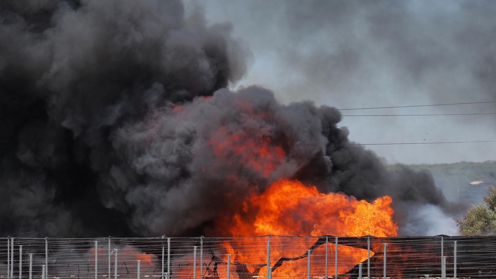Las llamas alcanzaron varias decenas de metros de altura