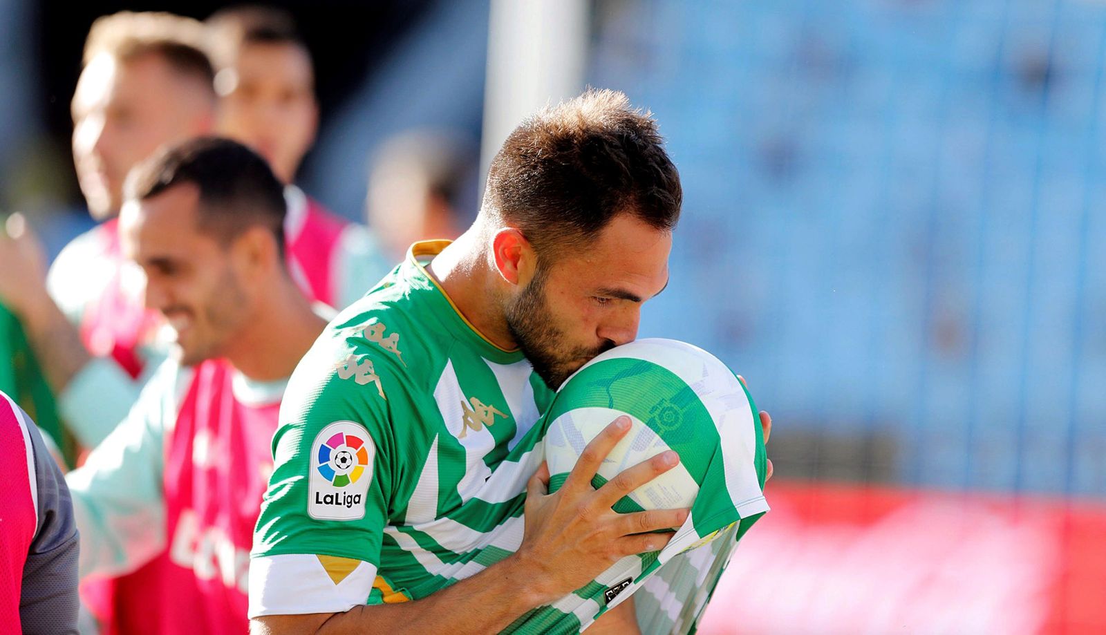 Víctor Ruiz besa el balón tras conseguir el definitivo 2-3 para el Betis.