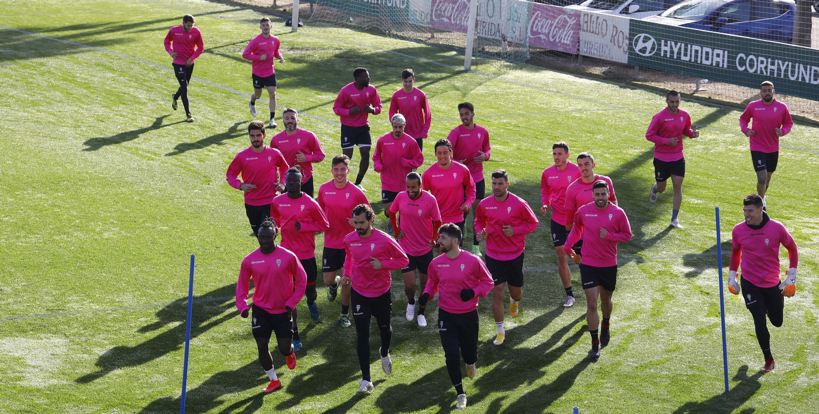 Los jugadores del Córdoba CF se ejercitan en el campo principal de la Ciudad Deportiva.