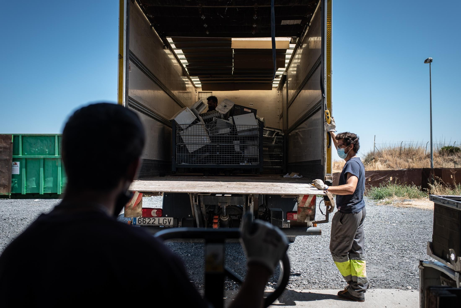 Una visita a la tienda de Traperos de Emaús en imágenes