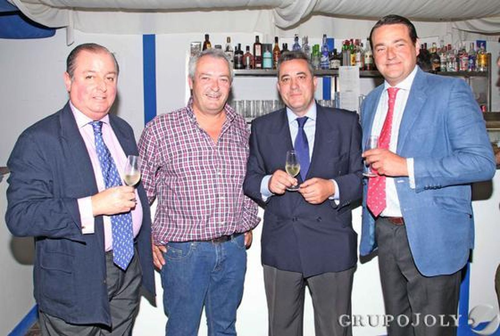 José Luis Pérez, Adolfo García y Jaime Romero, de Garvey, con Antonio Tuset, empresario hostelero que este año regenta la caseta del Diario. 

Foto: Pascual · Vanesa Lobo