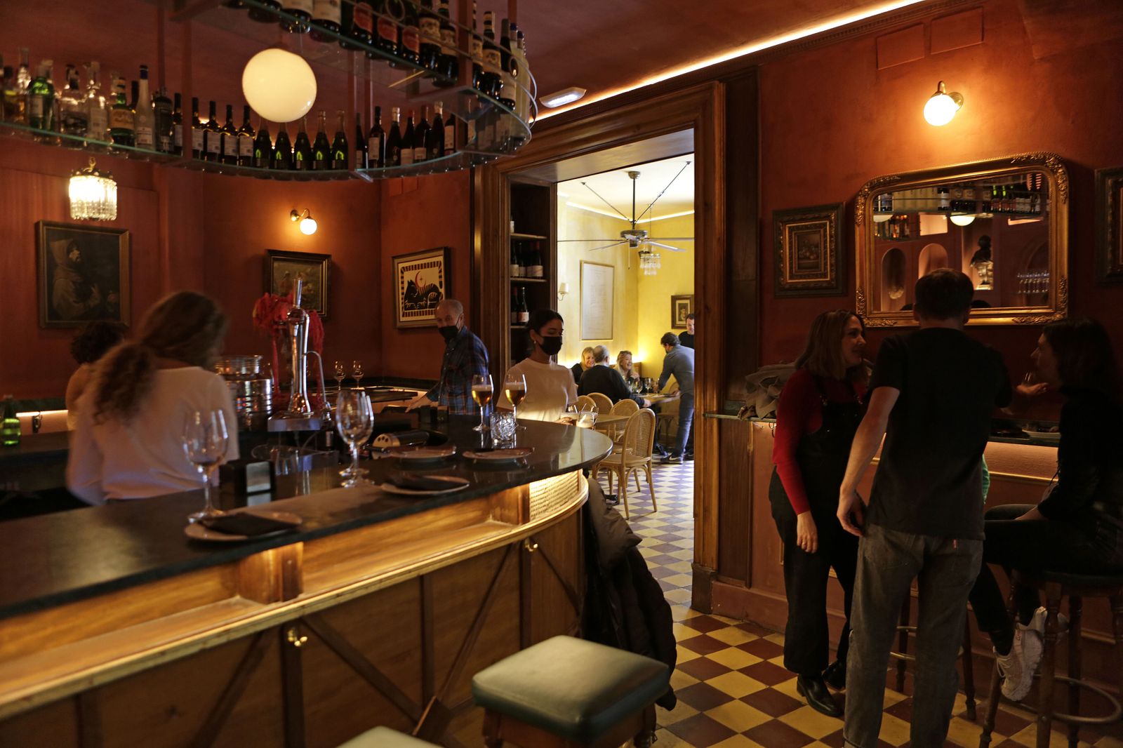 Interior de La Casa del Tigre con su barra en u durante la hora del almuerzo, ayer.