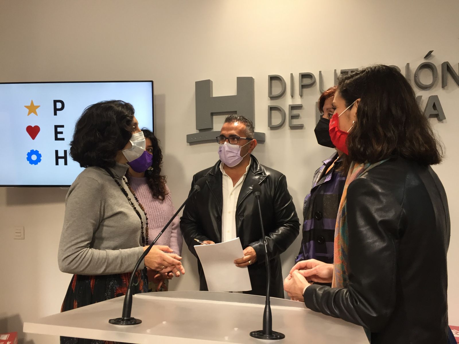 Salvador Gómez con las representantes de la ONG que canalizan la ayuda de la Diputación de Huelva a Ucrania.