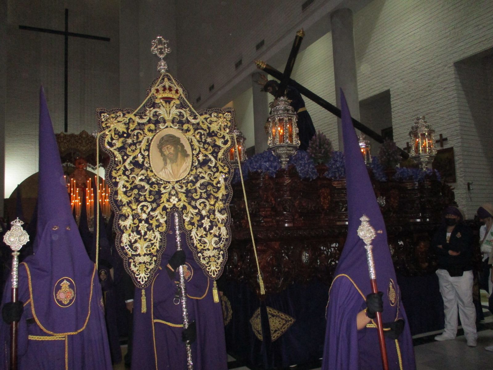 Imágenes de la estación de penitencia de la Hermandad de Pasión de Almería
