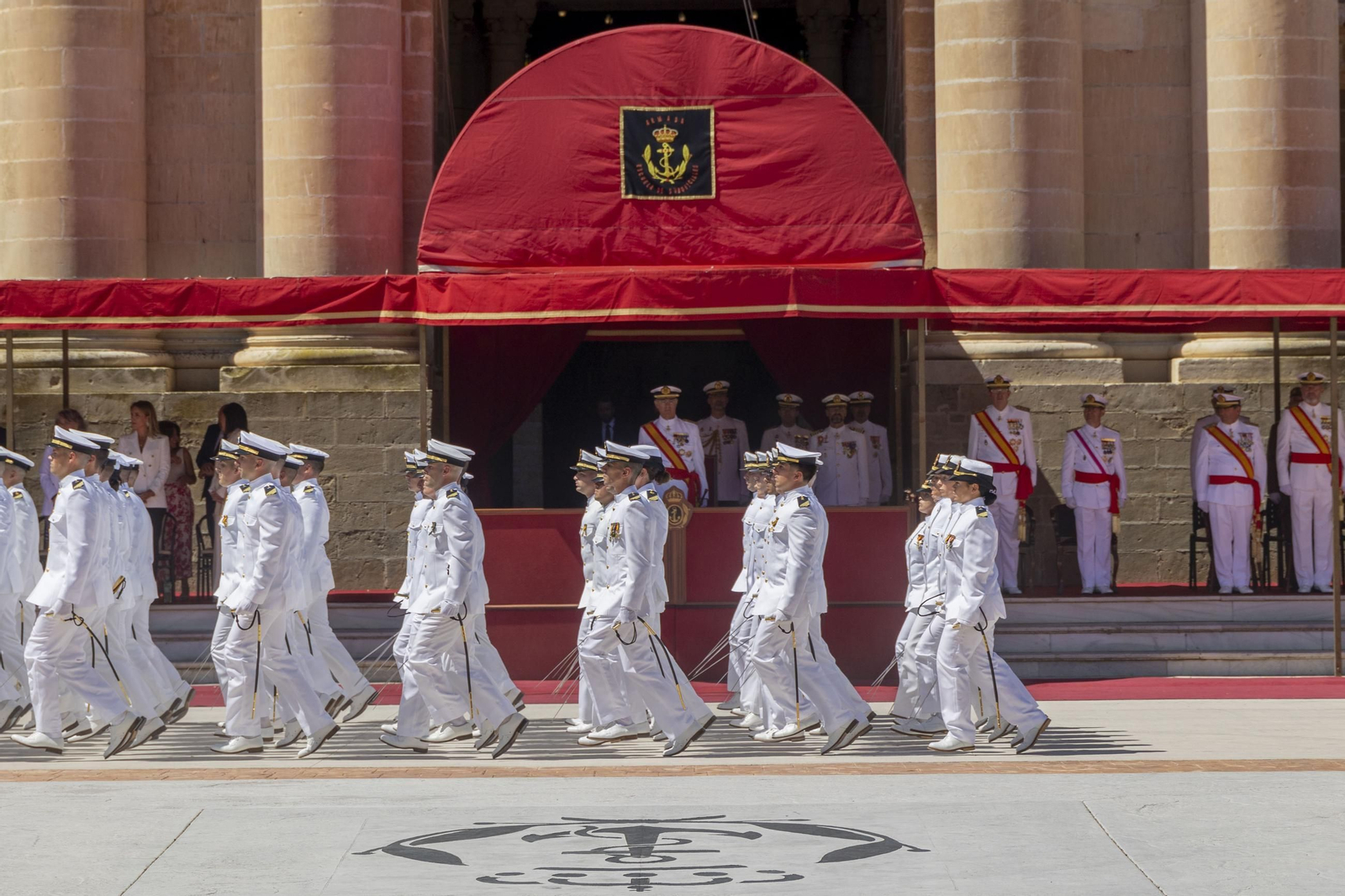 Las imágenes de la entrega de despachos a los nuevos suboficiales de la Armada Las imágenes de la entrega de despachos a los nuevos suboficiales de la Armada