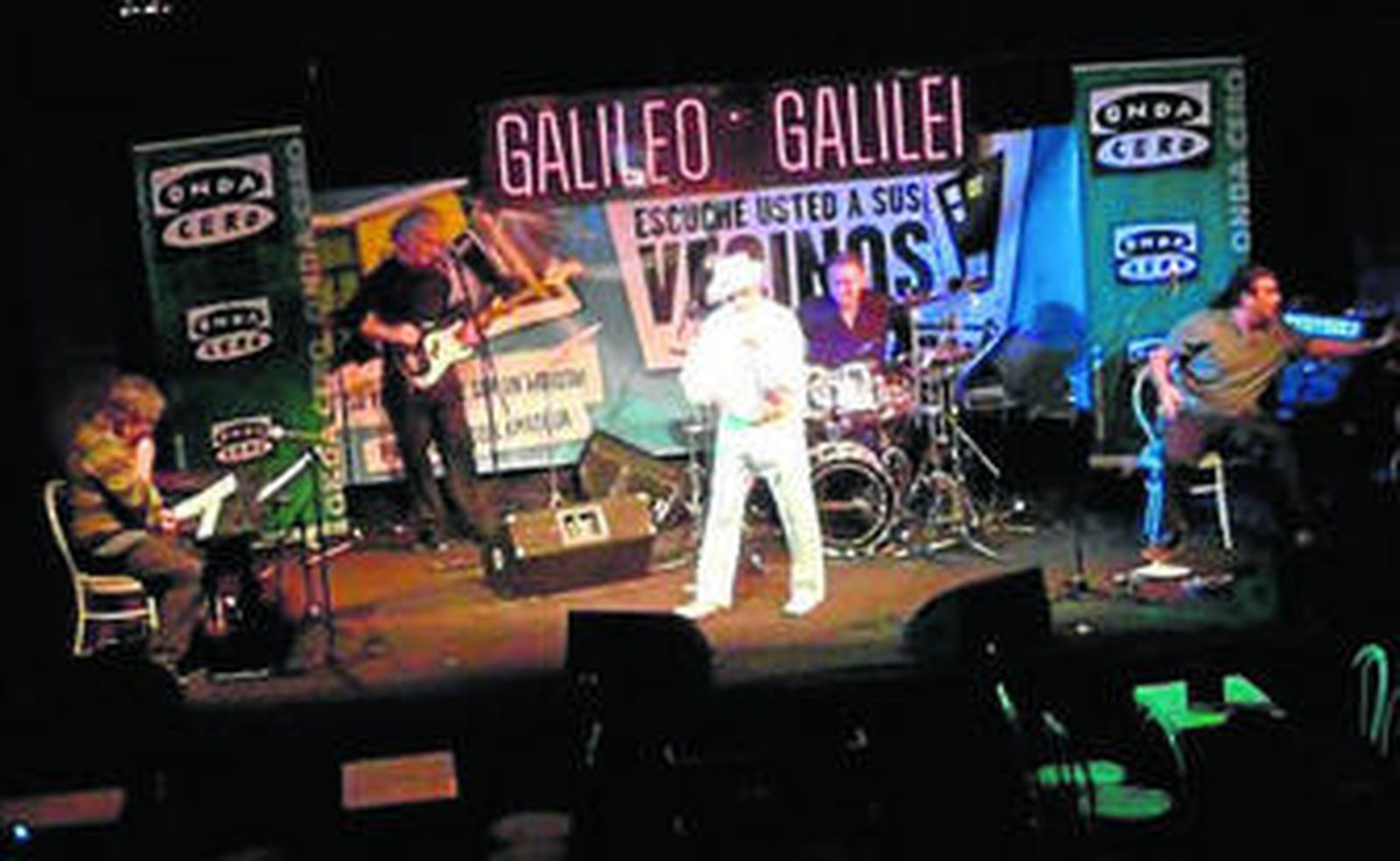 'El Ziruela', en el centro, en un momento de su actuación.