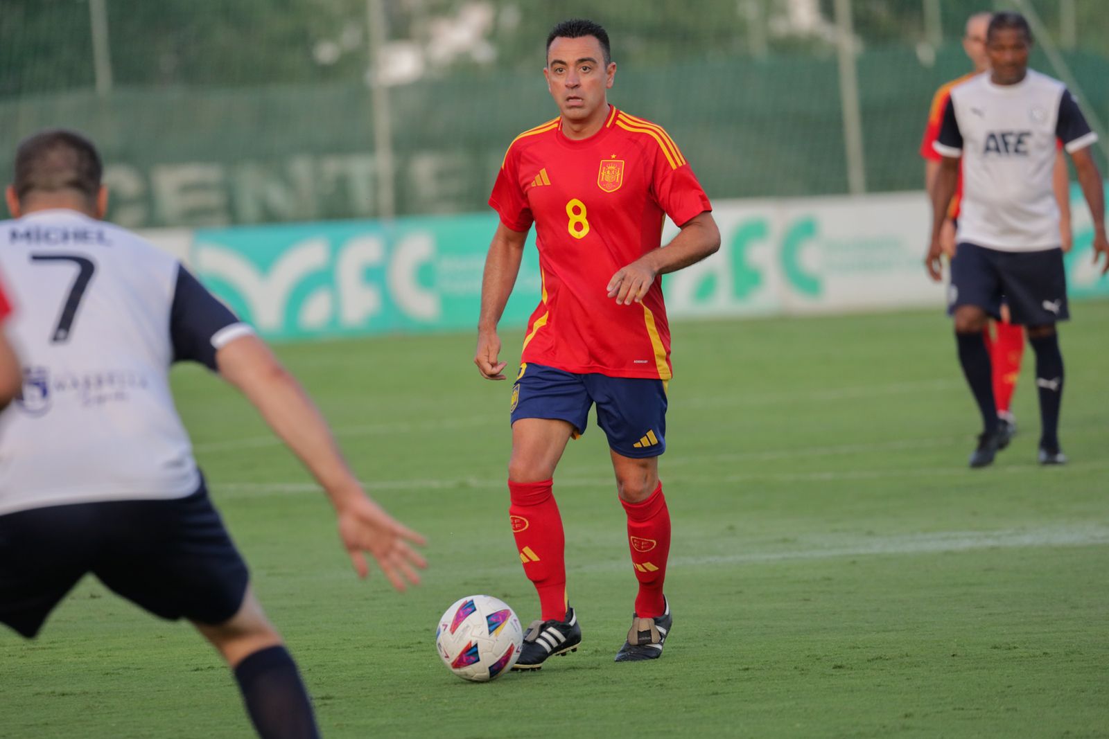 Xavi Hernández durante el partido benéfico celebrado en Marbella.