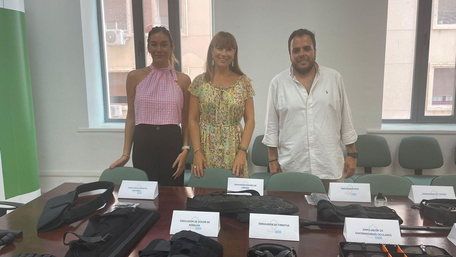 Marina Soler y Jesús Ruiz, trabajadores sociales, en el centro Ruth Sarabia, delegada de inclusión social